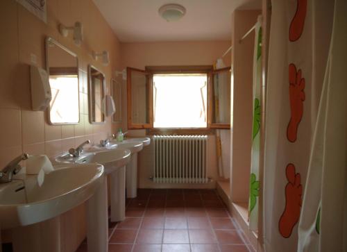 Bathroom, Albergue Casa Salinas in Lapenilla