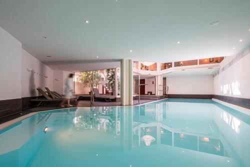 Swimming pool, GOLFHOTEL Les Hauts de Gstaad & SPA in Saanen