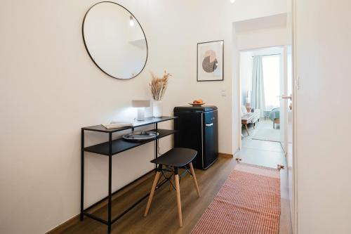Prague Days - Sunlit 1BDR Apartments w Smart TV in New Town - image 2