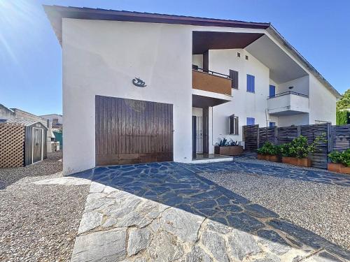 Five-Bedroom House image 3