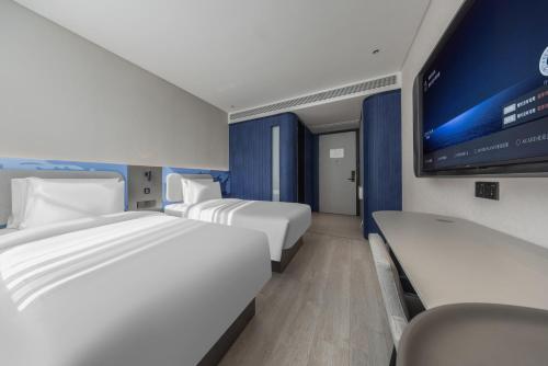 Superior Twin Room image 3