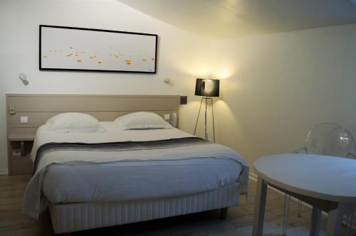 Large Double Room Courtyard Side image 4