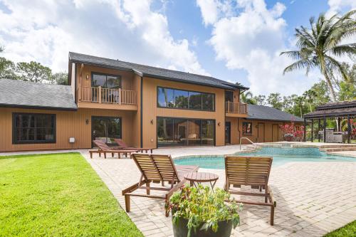 Pool Table and Bar Spacious West Palm Beach Retreat