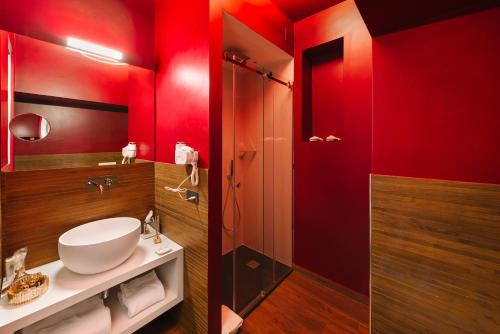 Deluxe Double or Twin Room image 8