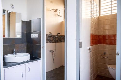 Bathroom, Stopover Backpackers Stay in Jayanagar