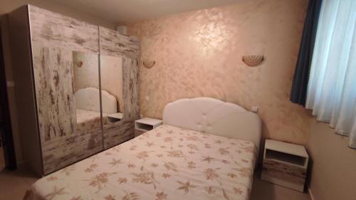 One-Bedroom Apartment image 9