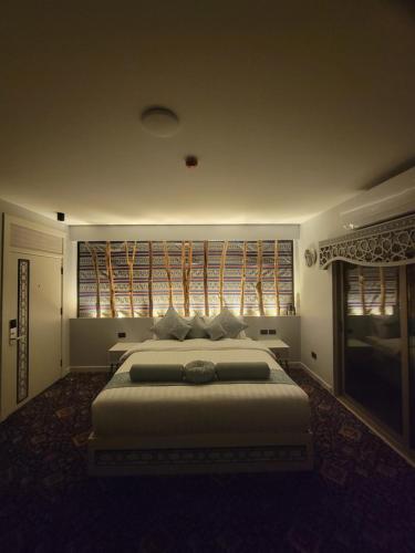 Superior King Room image 10