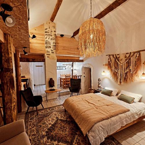 LE GRAND LOGIS, chambre Santorin avec spa privatif chambre d'hôte Curbans