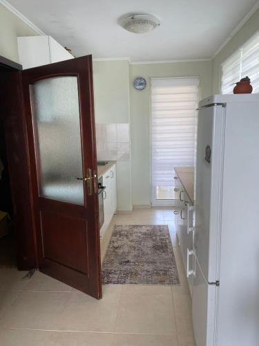 One-Bedroom Apartment with Balcony - Yasen str. Building 2 image 2