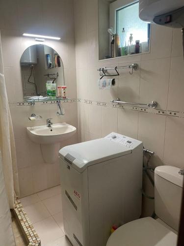 One-Bedroom Apartment with Balcony - Yasen str. Building 2 image 3