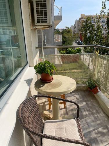 One-Bedroom Apartment with Balcony - Yasen str. Building 2 image 6