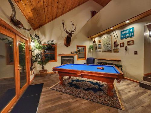 GroupReady, HotTub, PoolTable, FullKitchen & Pups