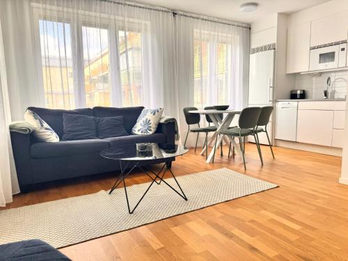 Guestroom, Modern New Studio in Central Solna - 10 min to Stockholm City in Solna