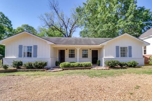 Walk to Eats & Entertainment: Home in Brookhaven in Brookhaven (MS)