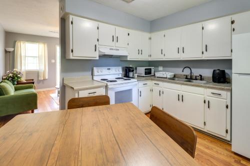 Walk to Dining and Shops Dtwn Brookhaven Home! in บรูคเฮฟเวน