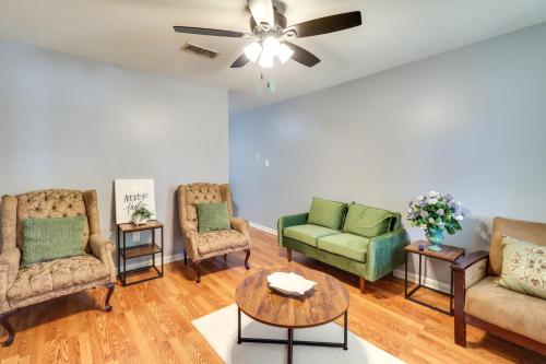 Walk to Dining and Shops Dtwn Brookhaven Home! in บรูคเฮฟเวน