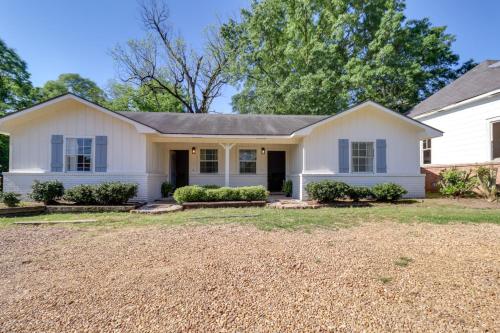 Walk to Dining and Shops Dtwn Brookhaven Home! in บรูคเฮฟเวน