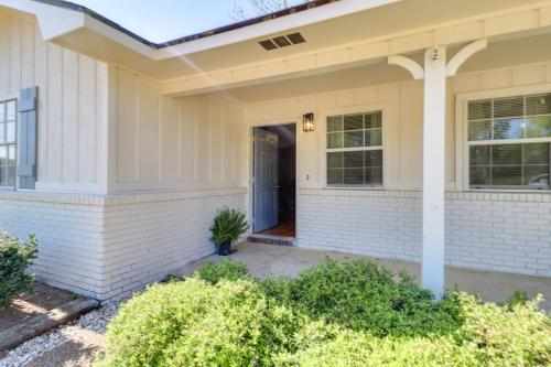 Walk to Dining and Shops Dtwn Brookhaven Home! in บรูคเฮฟเวน