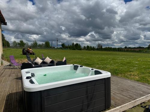Karstais baseins, Comfortable countryside gite access to jacuzzi in Charroux