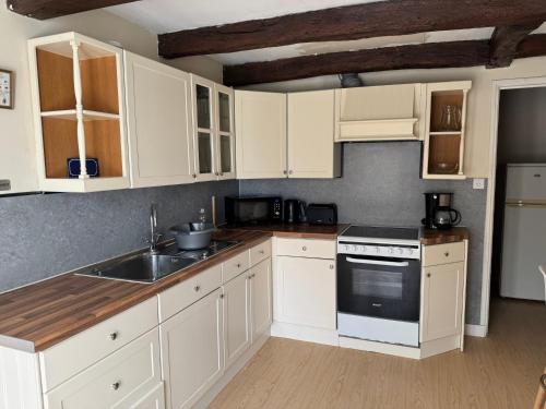 virtuve, Comfortable countryside gite access to jacuzzi in Charroux