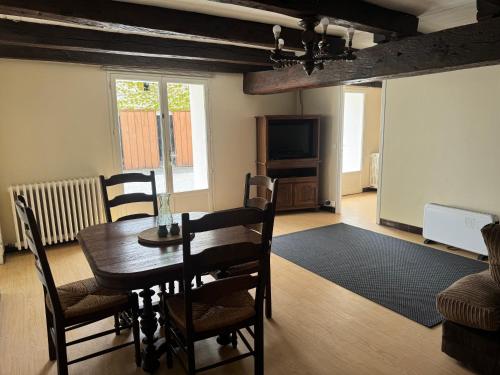 Iekārtas, Comfortable countryside gite access to jacuzzi in Charroux