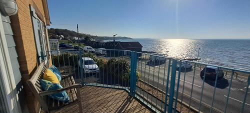 Princes Esplanade-Luxury Beachfront House with Balcony a stone throw from Gurnard Beach in Cowes West and Gurnard