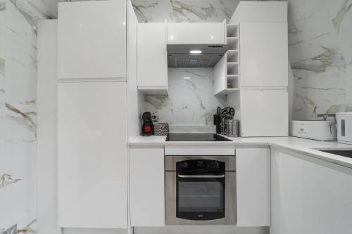 Modern 2-Bedroom Apartment on Oxford Street 8GC - image 12