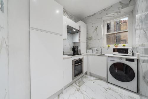 Modern 2-Bedroom Apartment on Oxford Street 8GC - image 11