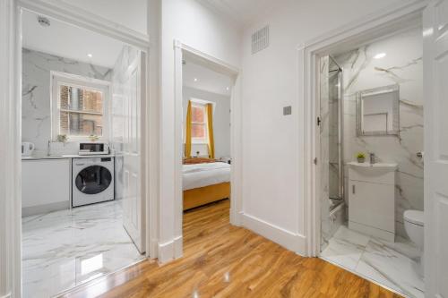 Modern 2-Bedroom Apartment on Oxford Street 8GC - image 14