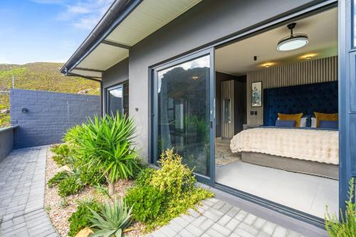 Létesítmények, Red River Valley by Host Agents in Rooiels