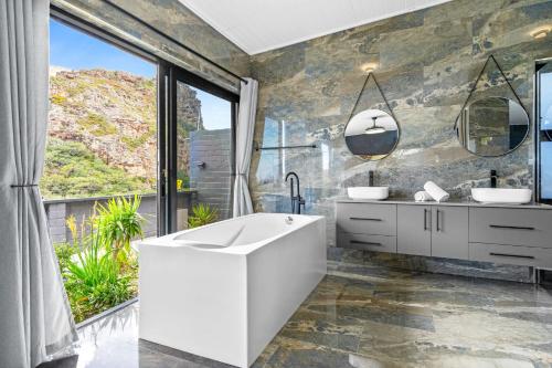 Létesítmények, Red River Valley by Host Agents in Rooiels