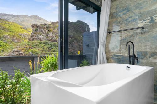 Létesítmények, Red River Valley by Host Agents in Rooiels