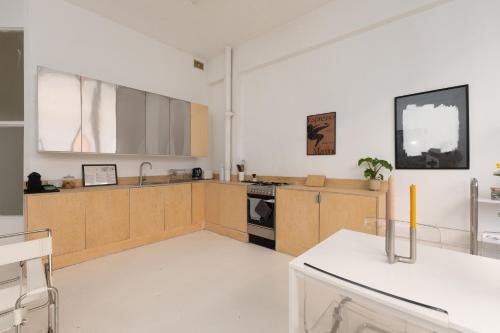 Bright & Spacious 2BR Flat, GREAT transport links, London (photo 10)