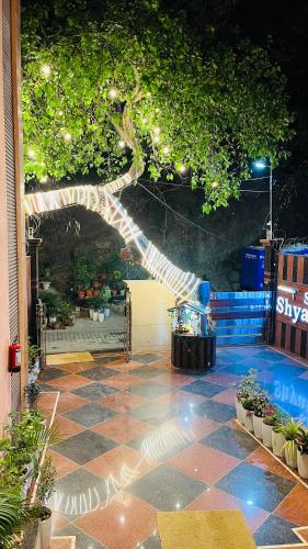 Bejárat, Shri Shyam Hotel, Near Harkipauri in Kharkhari