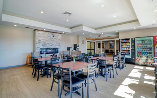 Anchorage Inn and Suites - image 11