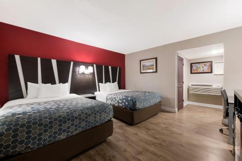 Econo Lodge Inn & Suites on the River - image 13