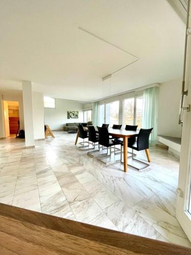 Spacious house with partial lake view in Хорв
