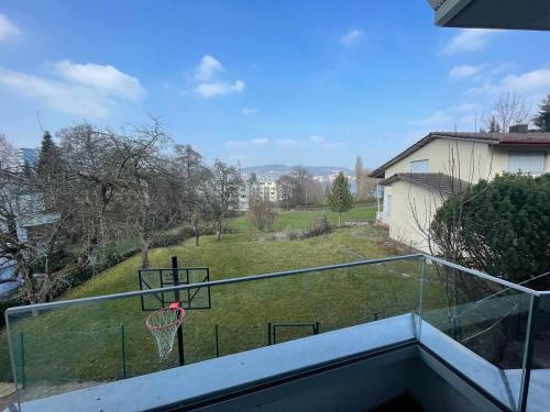 Spacious house with partial lake view in Хорв
