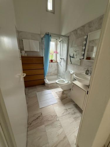Spacious house with partial lake view, Lucerna (foto 10)