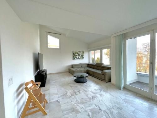 Spacious house with partial lake view in Хорв