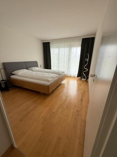 Spacious house with partial lake view in Хорв