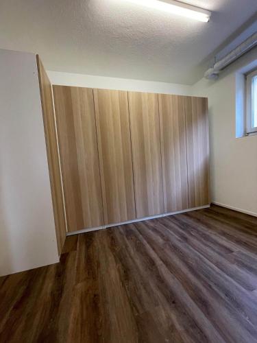 Spacious house with partial lake view in Хорв