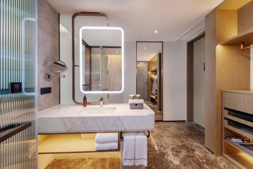 Deluxe Twin Room image 3