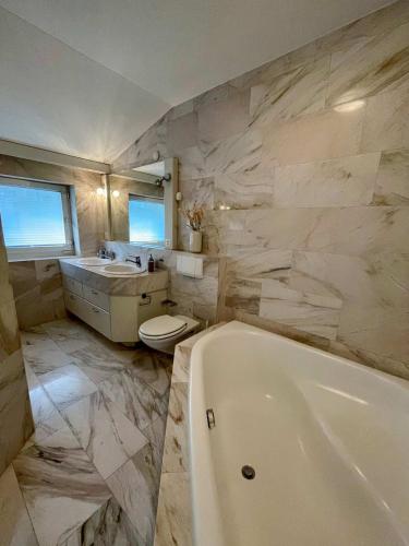 Spacious house with partial lake view in Хорв