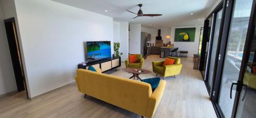 Общая зона отдыха/ТВ, Dream house with beach access at Hermosa Bay in Бока-Чика