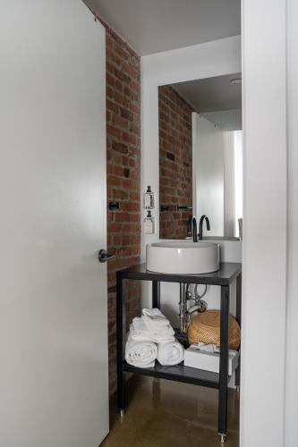 Room 105 image 6