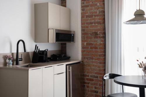 Room 103 image 8