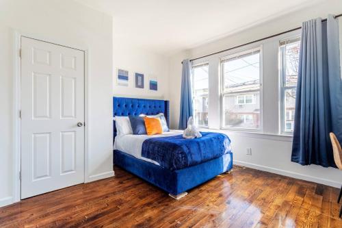 Family Urban: 2BR FREE Pkng Airport NYC Ease