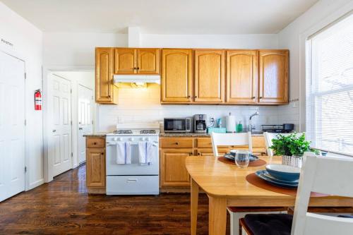 Family Urban: 2BR FREE Pkng Airport NYC Ease