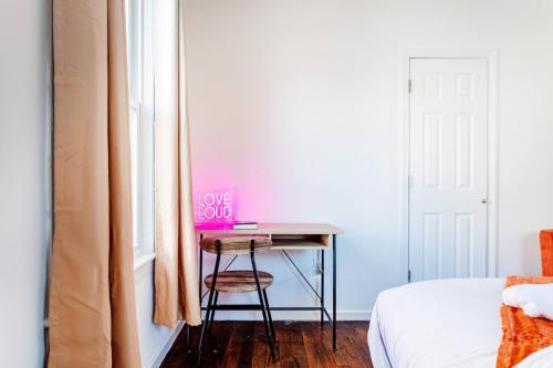 Family Urban: 2BR FREE Pkng Airport NYC Ease